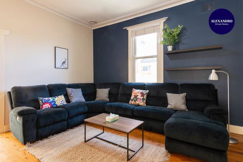 PET FRIENDLY FAMILY HOME WILLOUGHBY - Accommodation Newcastle 2