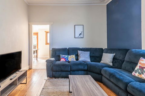 PET FRIENDLY FAMILY HOME WILLOUGHBY - Accommodation Newcastle 3