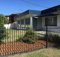Pet Friendly home walking distance to Surf Beach - North St Woorim - Accommodation Newcastle
