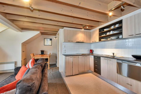 Pinot - Accommodation Newcastle 2