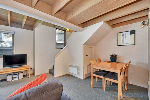 Pinot - Accommodation Newcastle 3