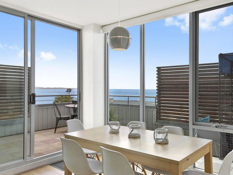 POINT GREY APARTMENT 2 - Ocean VIews With Wifi - Accommodation Newcastle 3