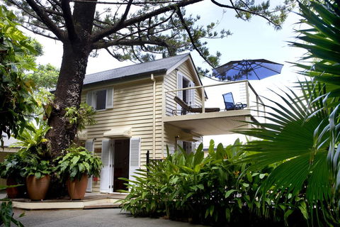 Port Douglas Cottage & Lodge - Accommodation Newcastle 0
