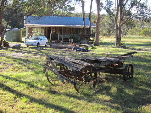 Possum's Hollow And Hooter's Hut - Accommodation Newcastle 1