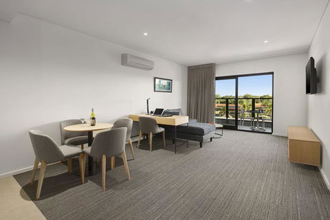 Quality Hotel Lakeside - Accommodation Newcastle 3