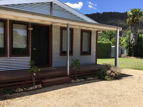 Rail Trail Cottage - Accommodation Newcastle 0