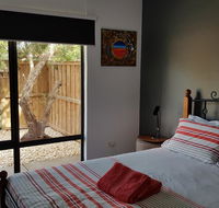 Red Ochre - Large 1BR with Private Courtyard - Accommodation Newcastle