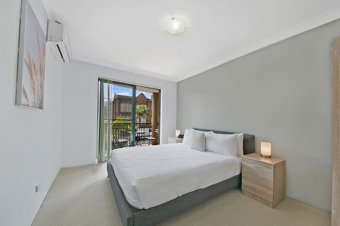 REDFERN 3 BEDROOM APARTMENT FREE PARKING WALK TO CENTRAL STATION NRE187 - Accommodation Newcastle 3