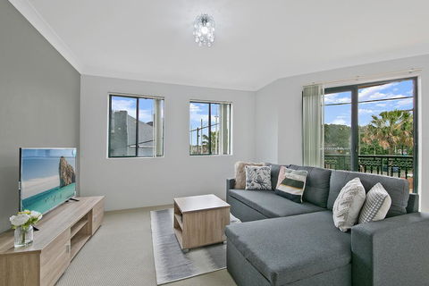 REDFERN 3 BEDROOM APARTMENT FREE PARKING WALK TO CENTRAL STATION NRE187 - Accommodation Newcastle 0