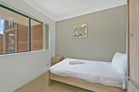 REDFERN 3 BEDROOM APARTMENT FREE PARKING WALK TO CENTRAL STATION NRE187 - Accommodation Newcastle 2