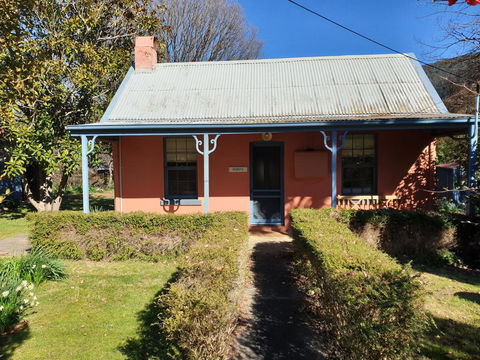 Redruth - 2 Bedroom Cottage Situated In Wandiligong - Accommodation Newcastle 0