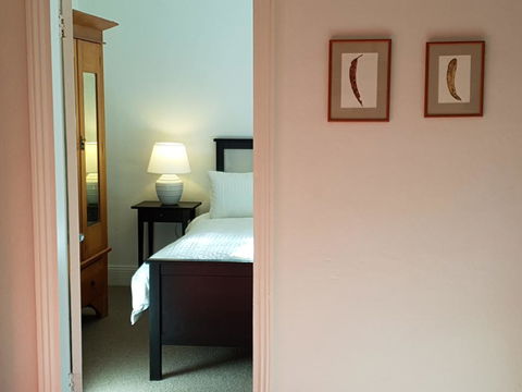 Redruth - 2 Bedroom Cottage Situated In Wandiligong - Accommodation Newcastle 1