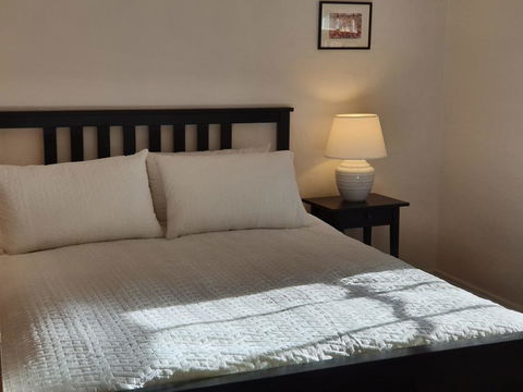 Redruth - 2 Bedroom Cottage Situated In Wandiligong - Accommodation Newcastle 3