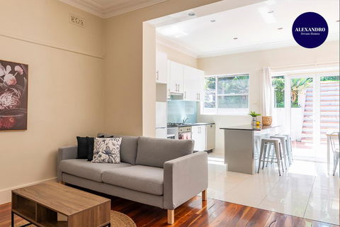 RELAXED FAMILY HOME WILLOUGHBY - Accommodation Newcastle 0