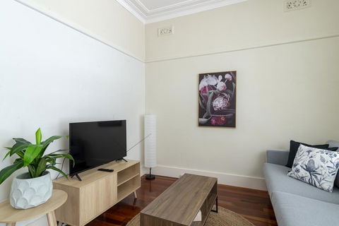 RELAXED FAMILY HOME WILLOUGHBY - Accommodation Newcastle 2