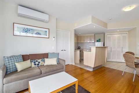 RESORT ON THE BEACH 6126-27 - Accommodation Newcastle 2