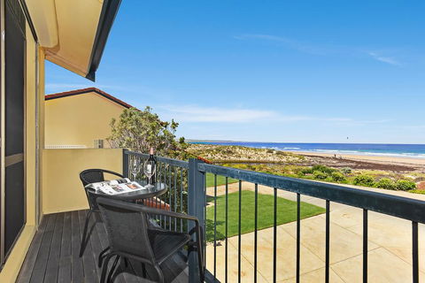 Right On The Beach @ Moana - Accommodation Newcastle 2