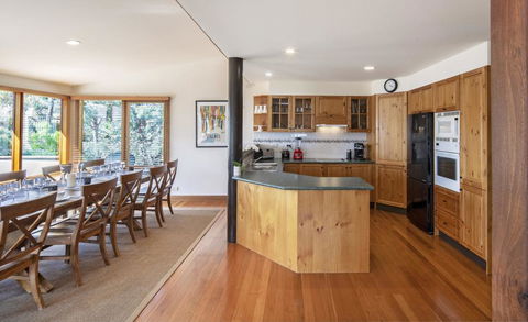 Rimrock - Superior Waterfront Home - Accommodation Newcastle 2
