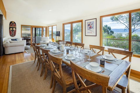 Rimrock - Superior Waterfront Home - Accommodation Newcastle 0