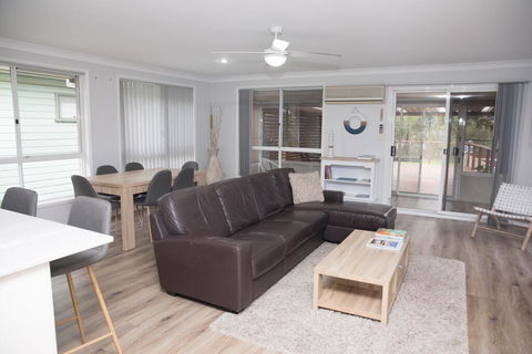 Riverside Haven - Boating, Fishing, Beach, Cafes In Walking Range - Accommodation Newcastle 2