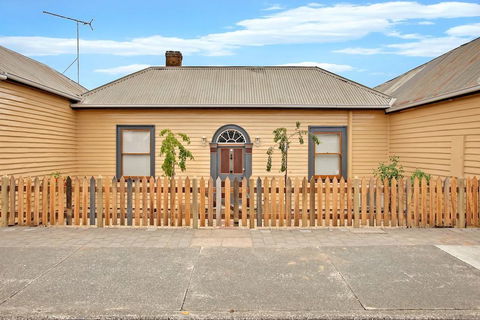 Robinson Cottage - Accommodation Newcastle 0