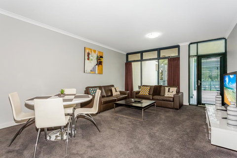 Rockingham Beachfront Apartment - Accommodation Newcastle 2