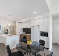 Round About Bulimba - Executive 3BR Bulimba apartment near Oxford St shops and restaurants - Accommodation Newcastle