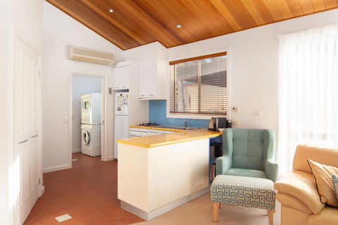 SAILS TWO - INVERLOCH - Accommodation Newcastle 3