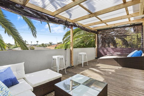 SANTORINI BEACH HOUSE - SAFETY BEACH - Accommodation Newcastle 3
