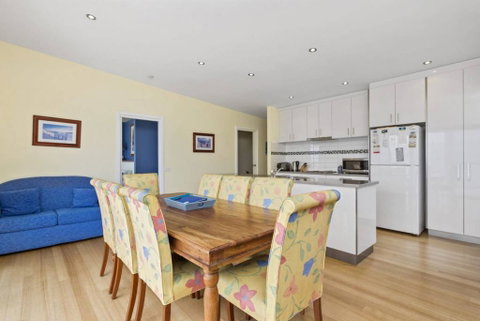 SEA SPECTACULAR - Seconds From The Beach! - Accommodation Newcastle 3