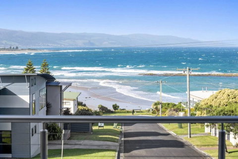SEA SPECTACULAR - Seconds From The Beach! - Accommodation Newcastle 0