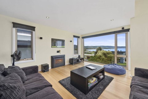 SEA SPECTACULAR - Seconds From The Beach! - Accommodation Newcastle 2