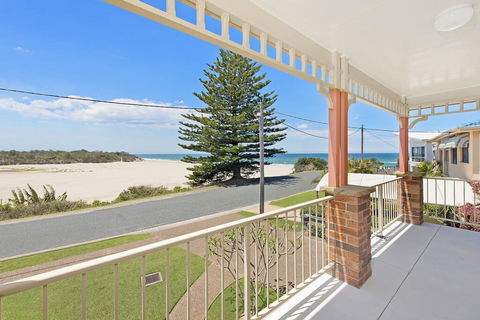 SEASCAPE - An Enticing Lakeside Escape - Accommodation Newcastle 0