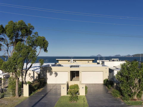 Seaside Splendour - Accommodation Newcastle 2