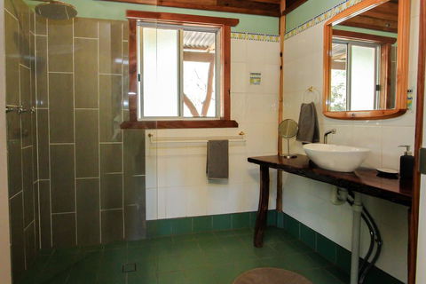 Shady Creek Eco Cabin, Peaceful Country Getaway - Accommodation Newcastle 3