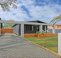 Shady Palms - modern beach house with studio - Accommodation Newcastle