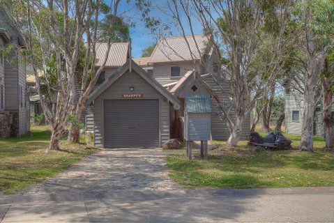 Sharpys Chalet - Accommodation Newcastle 3