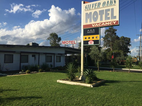 Silver Oaks Motel - Accommodation Newcastle 2
