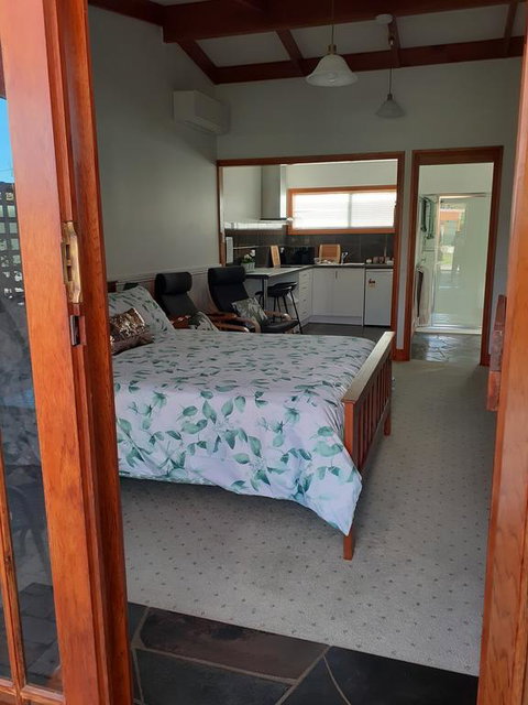Sleepy Hollow Hideout (Hidout 2) - Accommodation Newcastle 3