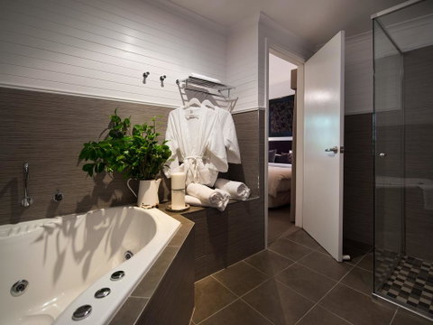 Spa Villas On Main - Accommodation Newcastle 2