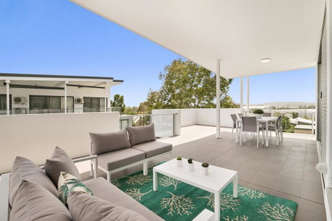 Spacious Apartment With Generous Entertaining - Accommodation Newcastle 0