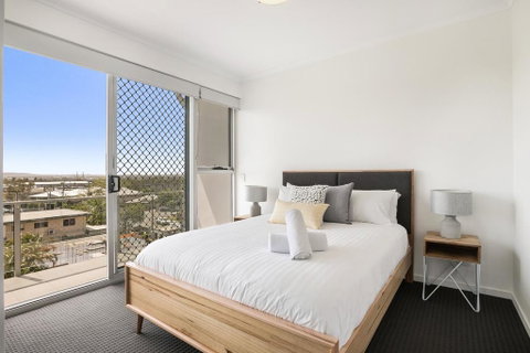 Spacious Apartment With Generous Entertaining - Accommodation Newcastle 2