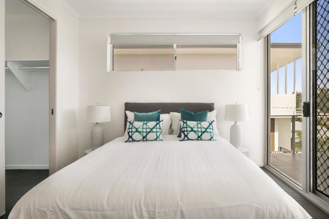 Spacious Apartment With Generous Entertaining - Accommodation Newcastle 3