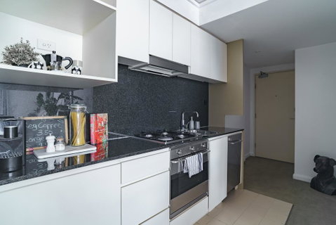 Spacious Apt V Stylish Furniture Pool GYM - Accommodation Newcastle 3