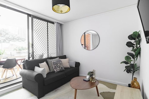 Spacious Apt V Stylish Furniture Pool GYM - Accommodation Newcastle 2