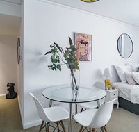 Spacious Apt V Stylish Furniture Pool GYM - Accommodation Newcastle