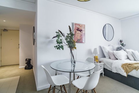 Spacious Apt V Stylish Furniture Pool GYM - Accommodation Newcastle 0