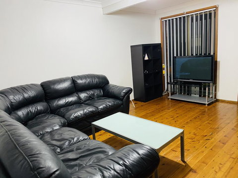 Spacious Townhouse In Wollongong - Accommodation Newcastle 1
