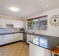 Spacious Modern  Walk to the Beach - Accommodation Newcastle
