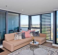 Spectacular Private Balcony Views with Pool - Accommodation Newcastle